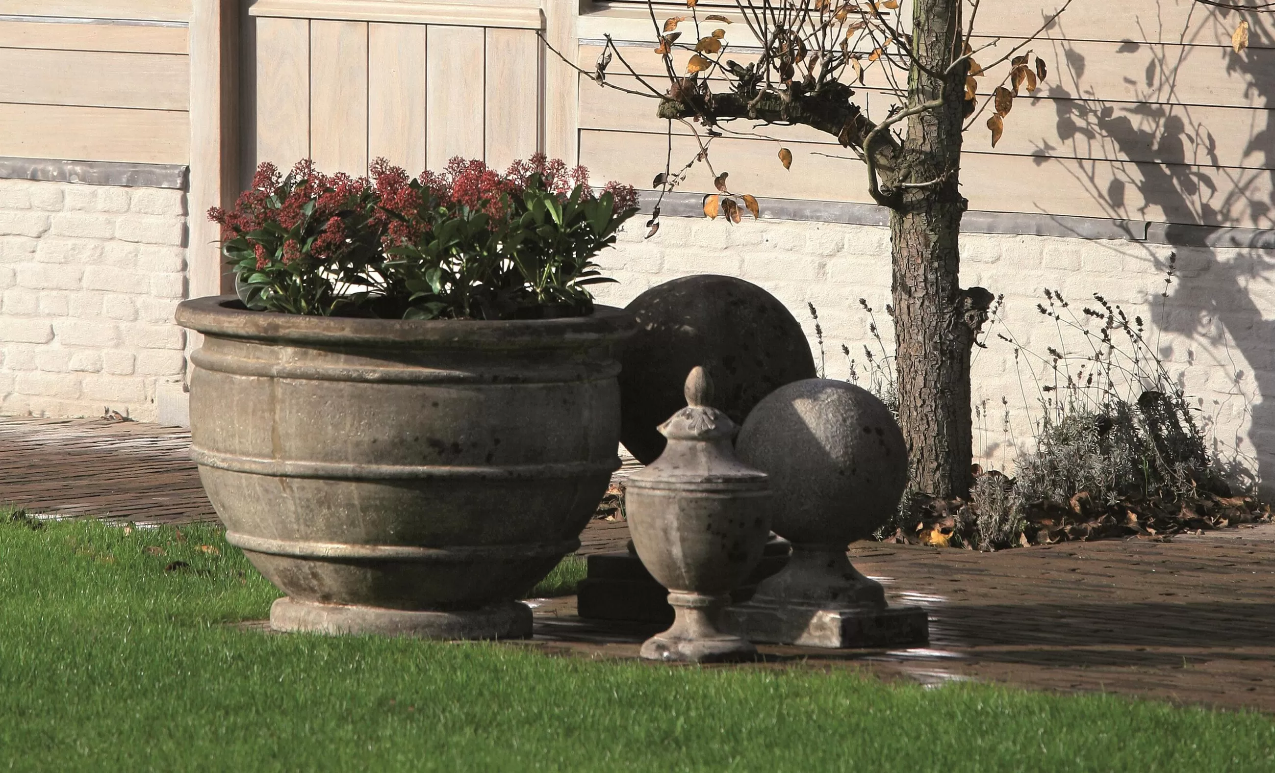 Flamant Zedar, Decoball Sur Pied, Pierre Reconstituee Sur Fibre De Verre, L- Décorations De Jardin Et Parasols